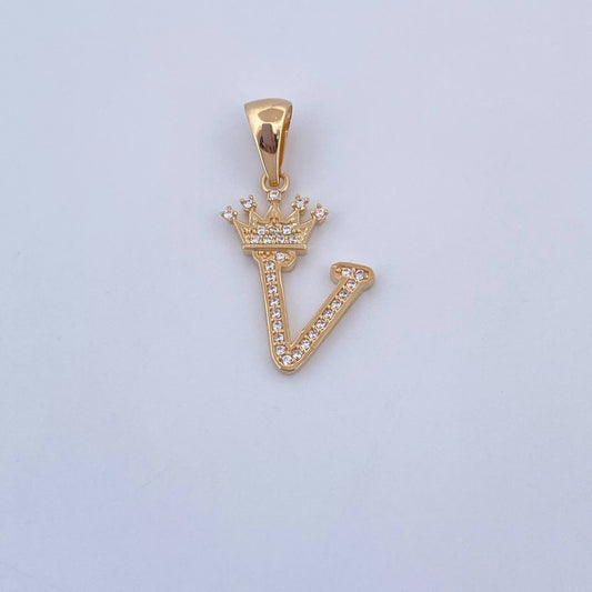 Dije Letra V Corona 1.55gr / 2.6cm / Circones Blancos Oro Amarillo 18K &