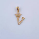 Dije Letra V Corona 1.55gr / 2.6cm / Circones Blancos Oro Amarillo 18K &
