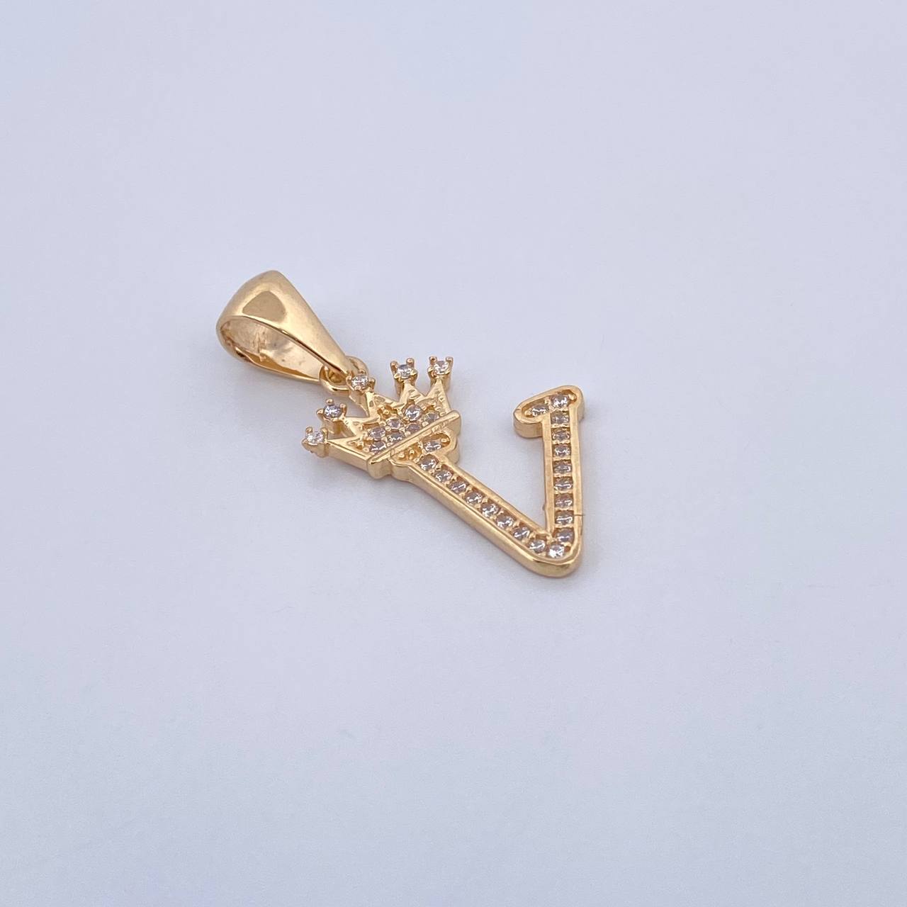 Dije Letra V Corona 1.55gr / 2.6cm / Circones Blancos Oro Amarillo 18K &