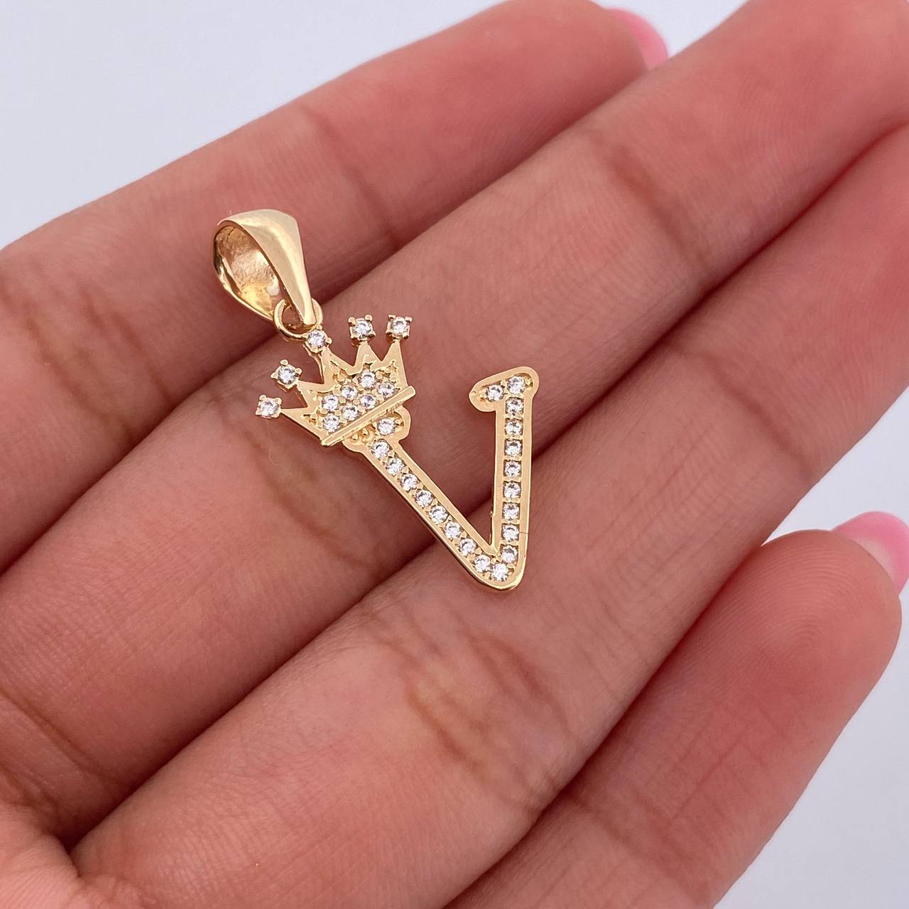 Dije Letra V Corona 1.55gr / 2.6cm / Circones Blancos Oro Amarillo 18K &