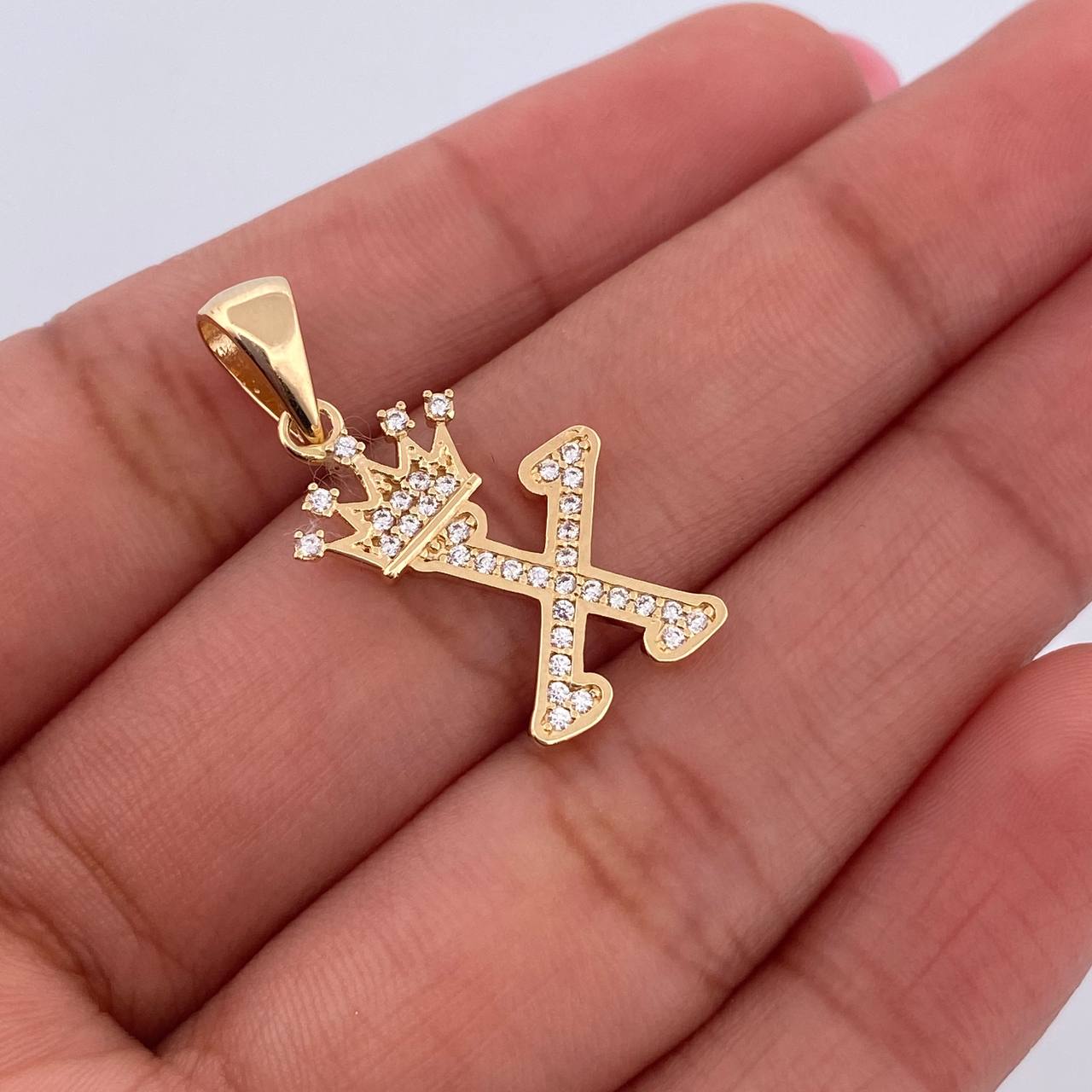 Dije Letra X Corona 1.7gr / 2.6cm / Circones Blancos Oro Amarillo 18K &