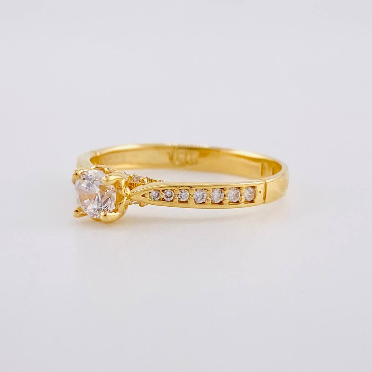 Anillo Solitario Corazones Puenteados 2g / T5 1/4 Oro Amarillo 18K