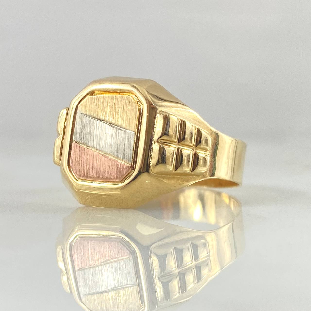Anillo Sello Cuadrado 4.75gr / T8 3/4 / Tres Oros 18K