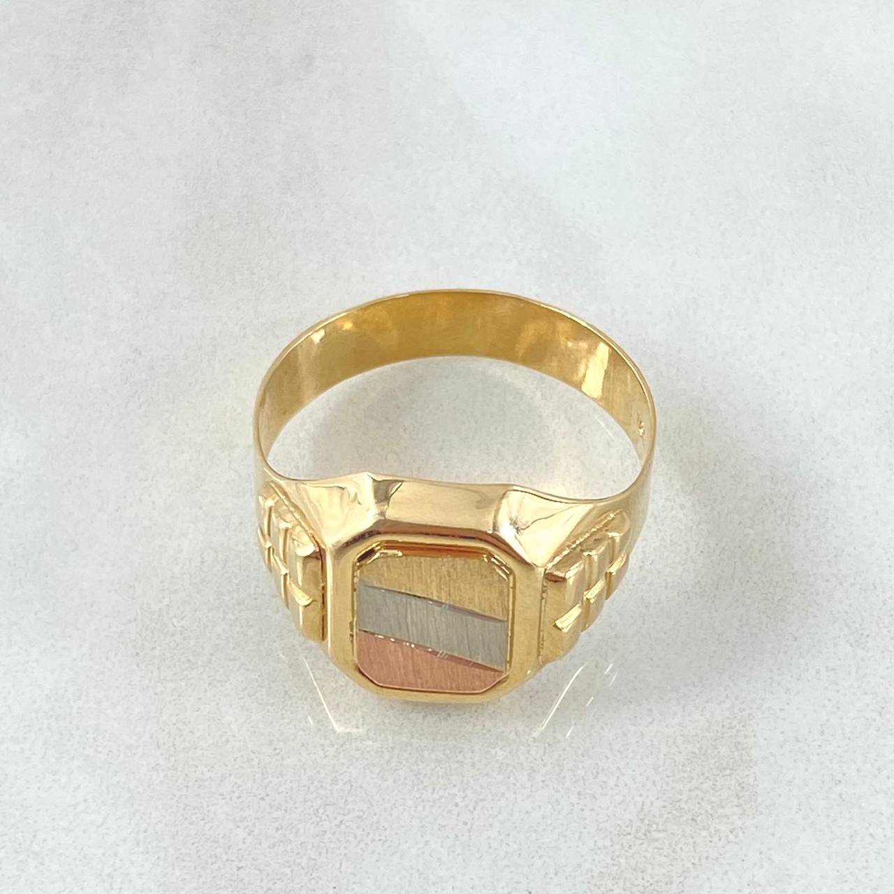 Anillo Sello Cuadrado 4.45gr / T6 3/4 / Tres Oros 18K ©