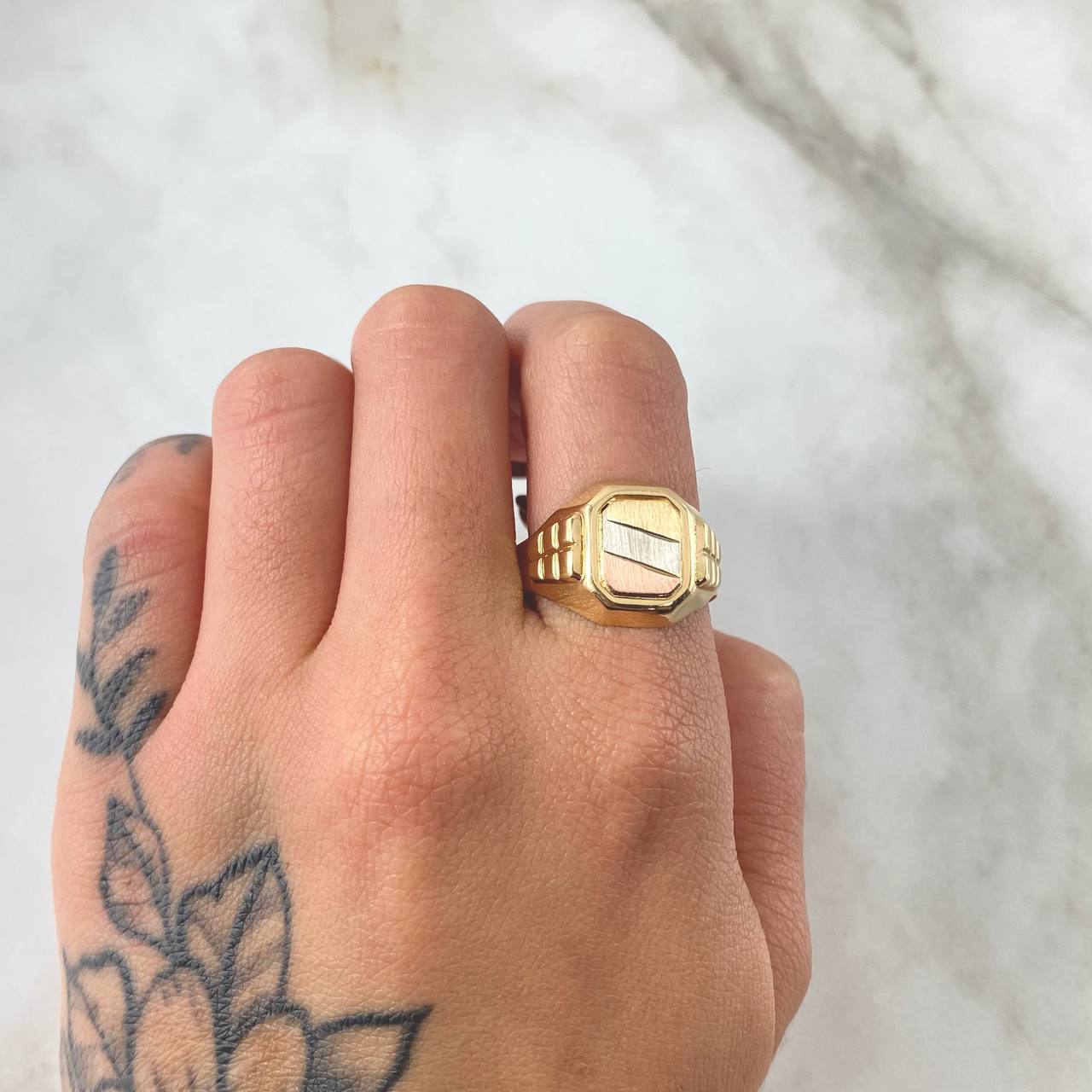 Anillo Sello Cuadrado 4.85gr / T11 3/4 / Tres Oros 18K