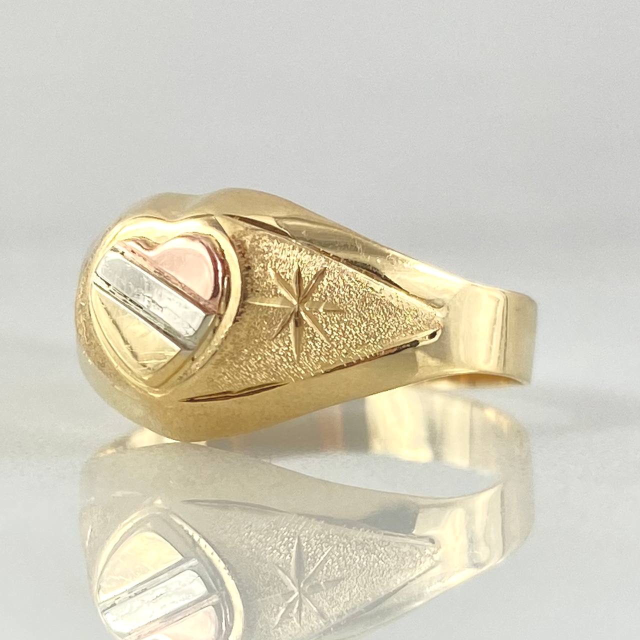 Anillo Corazon Estrellado 1.7gr / T6 1/4 / Tres Oros 18K ©
