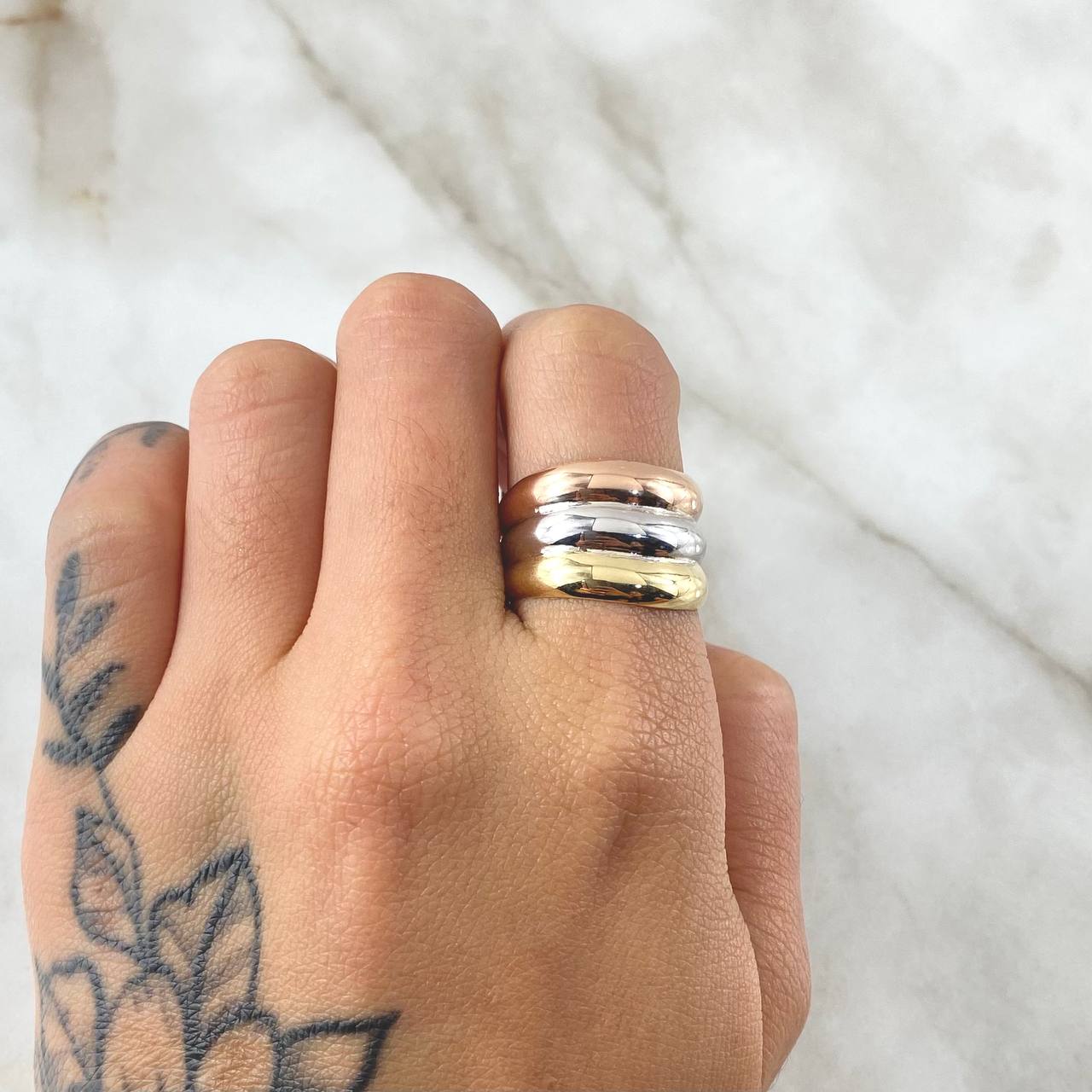Anillo Trio Carriles Abultados 2.55gr / T8 1/4 / Oro 18K ©