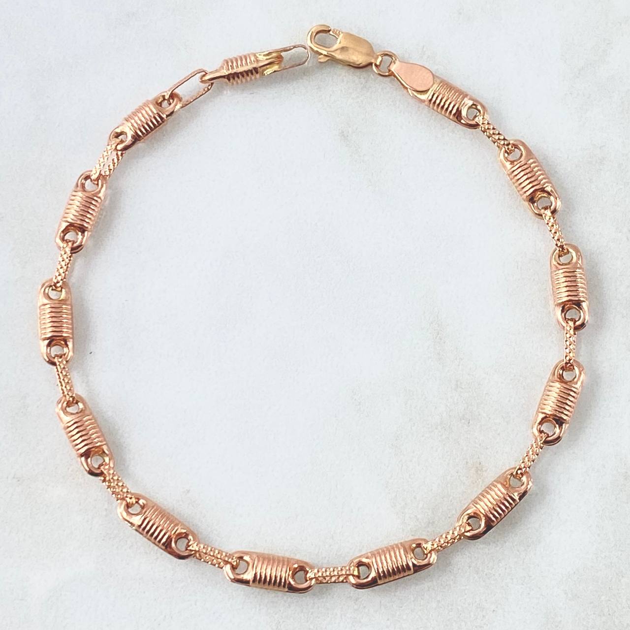 Pulso Rustico Barril Rayado 4.7 gr / 20.5cm / 4.3mm Texturizado Oro Rosa 18K