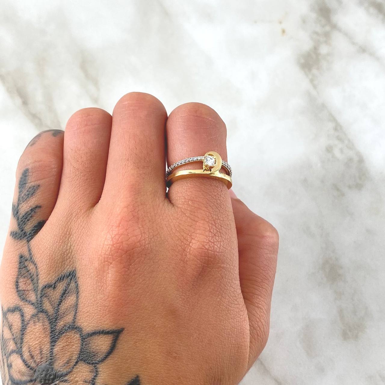 Anillo Solitario Ola Paralela 3gr / T7 1/2 / Circones Blancos Oro Amarillo 18K ©
