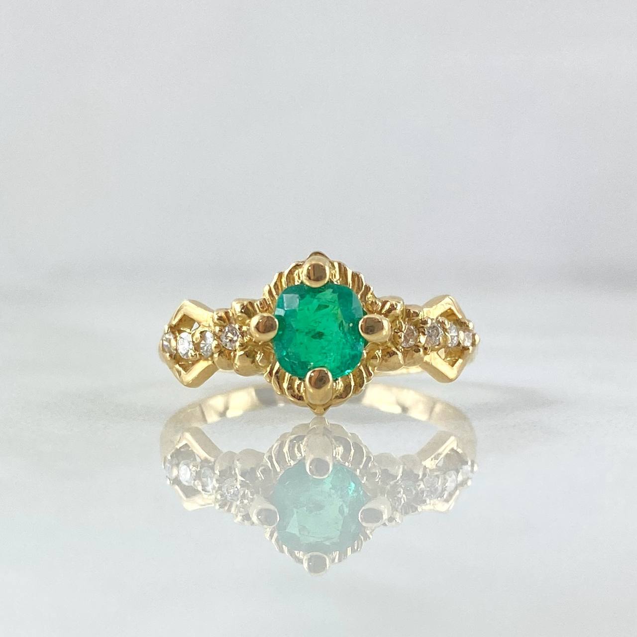 Anillo Solitario Rombos Centrales 2.6gr / T7 1/4 / Esmeraldas 70pts Diamantes 16pts Oro Amarillo 18K (Joya)