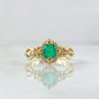Anillo Solitario Rombos Centrales 2.6gr / T7 1/4 / Esmeraldas 70pts Diamantes 16pts Oro Amarillo 18K (Joya)