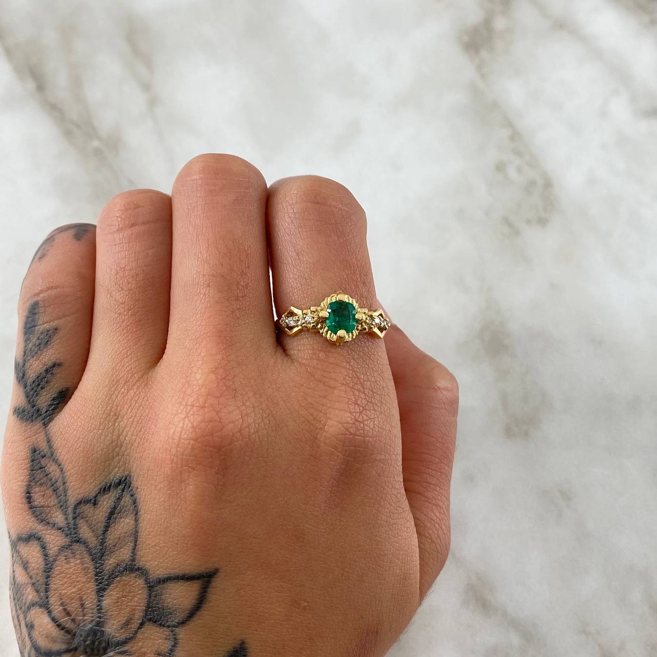 Anillo Solitario Rombos Centrales 2.6gr / T7 1/4 / Esmeraldas 70pts Diamantes 16pts Oro Amarillo 18K (Joya)