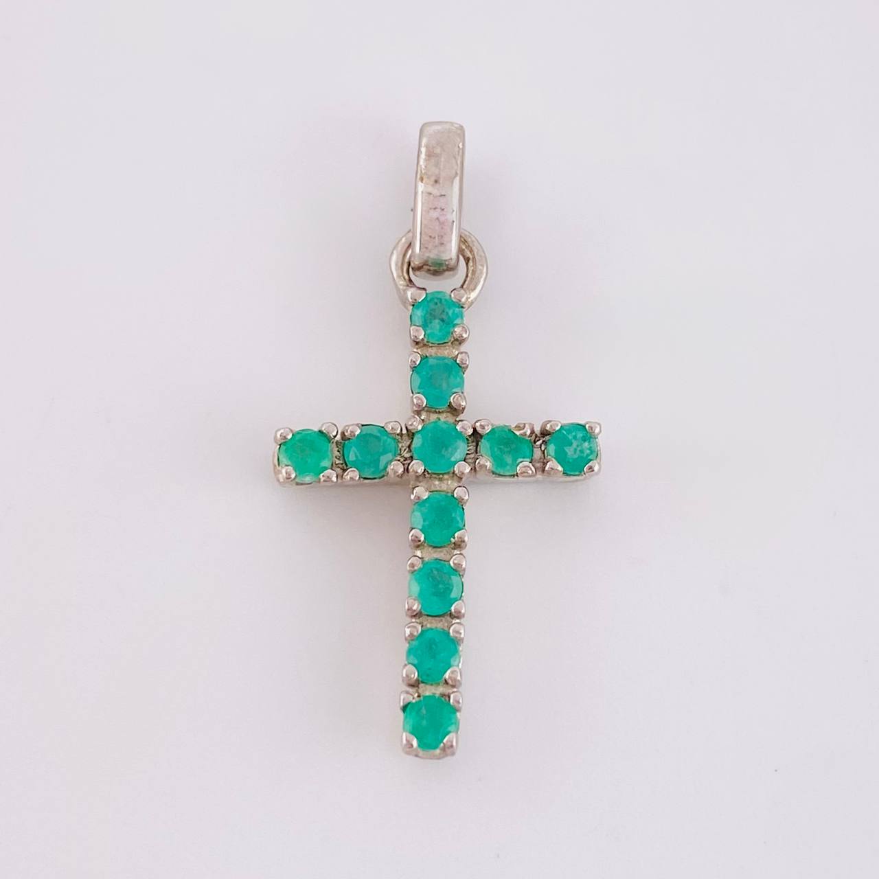 Dije Cruz Esmeraldas 0,4 Pts 1.4 g / 2.6 cm Plata 925
