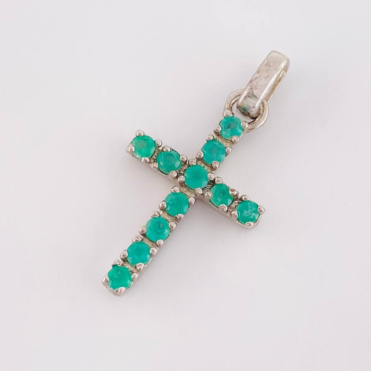 Dije Cruz Esmeraldas 0,4 Pts 1.4 g / 2.6 cm Plata 925