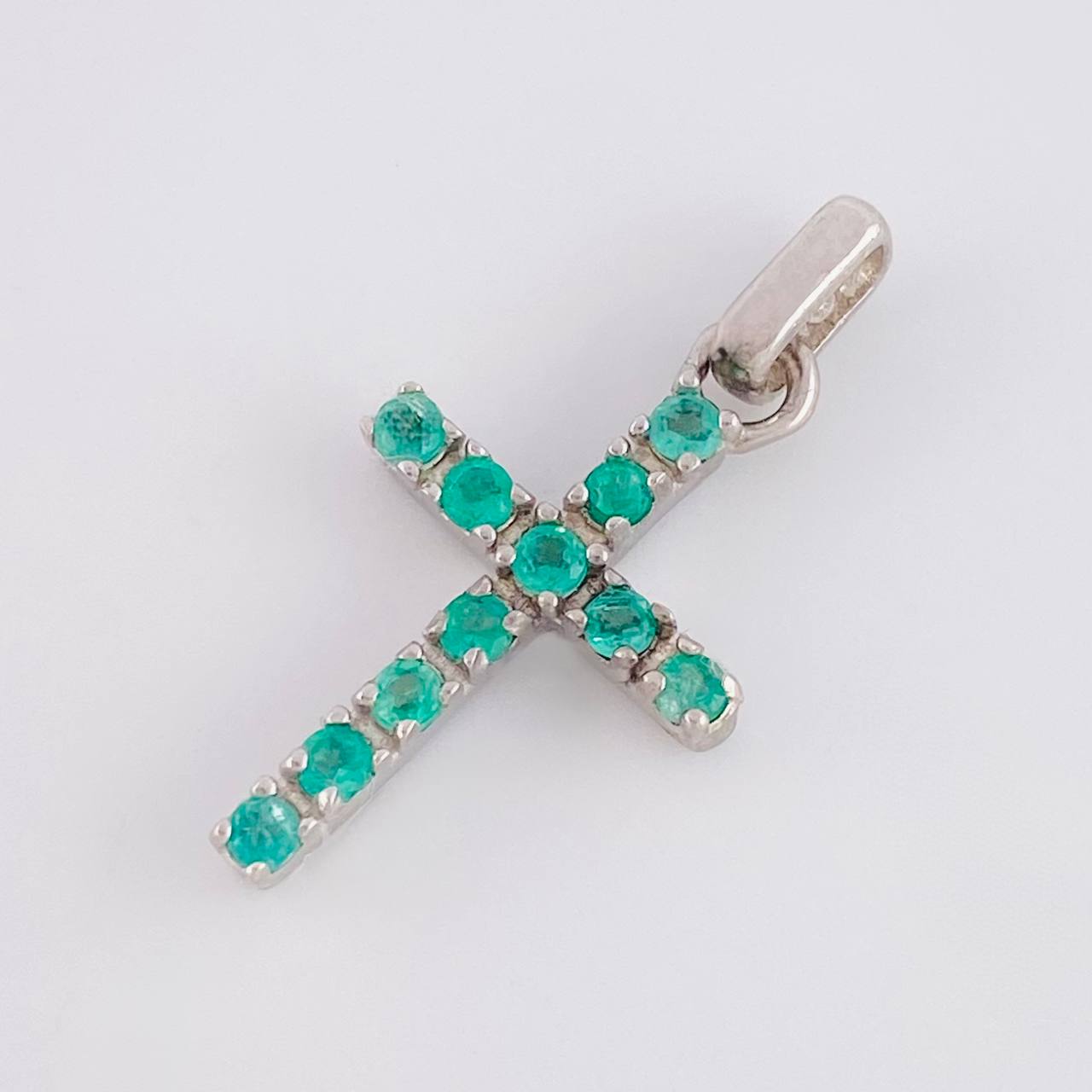 Dije Cruz Tupida Esmeraldas 0.4 Pts 1.35 g / 2.7 cm Plata 925