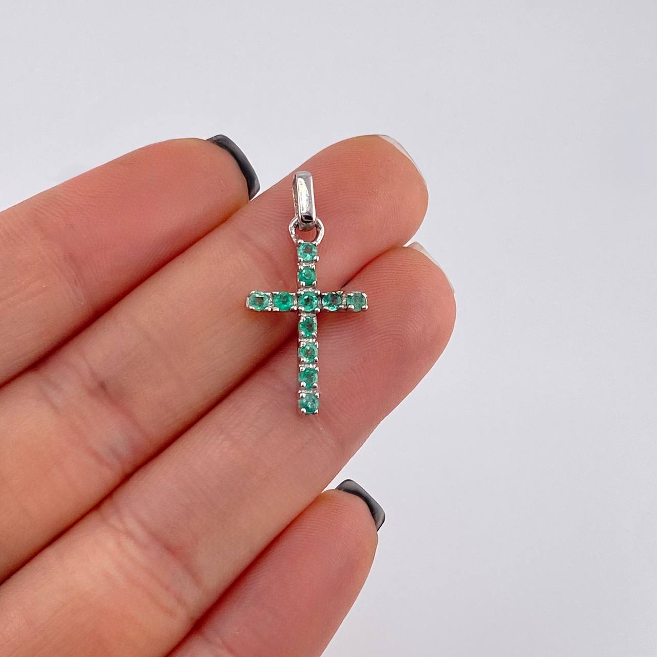 Dije Cruz Tupida Esmeraldas 0.4 Pts 1.35 g / 2.7 cm Plata 925