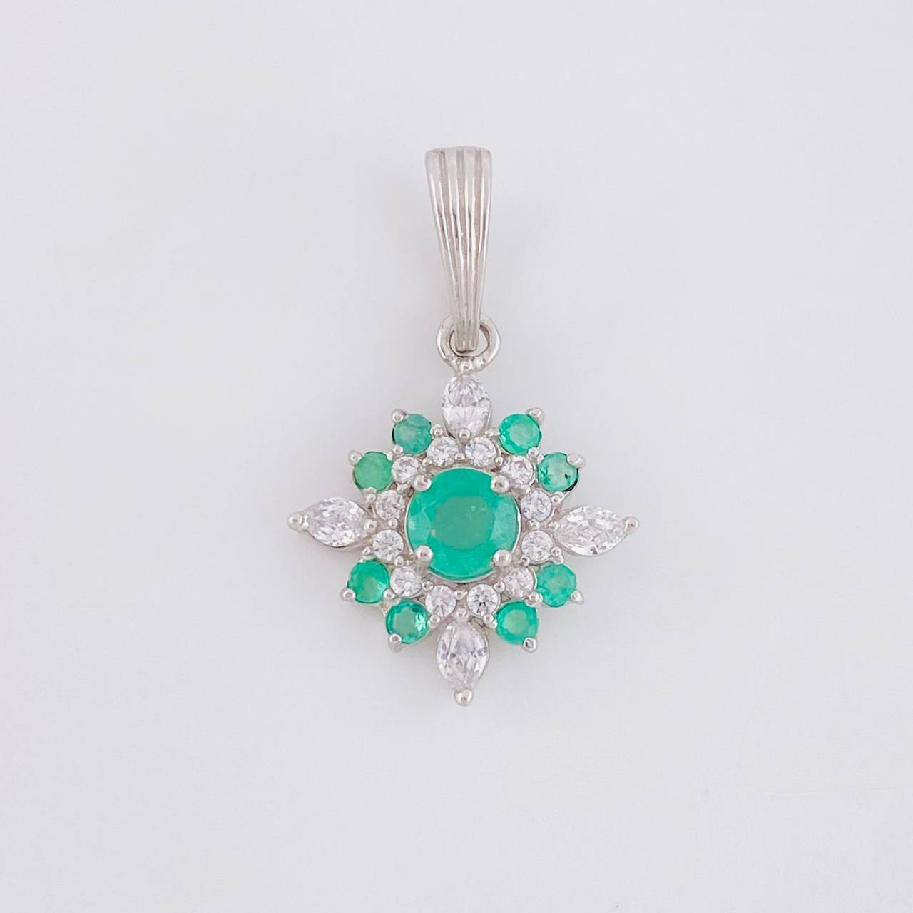 Dije Flor Mandala Esmeraldas 0.45 Pts 1.05 g / 2.3 cm Plata 925