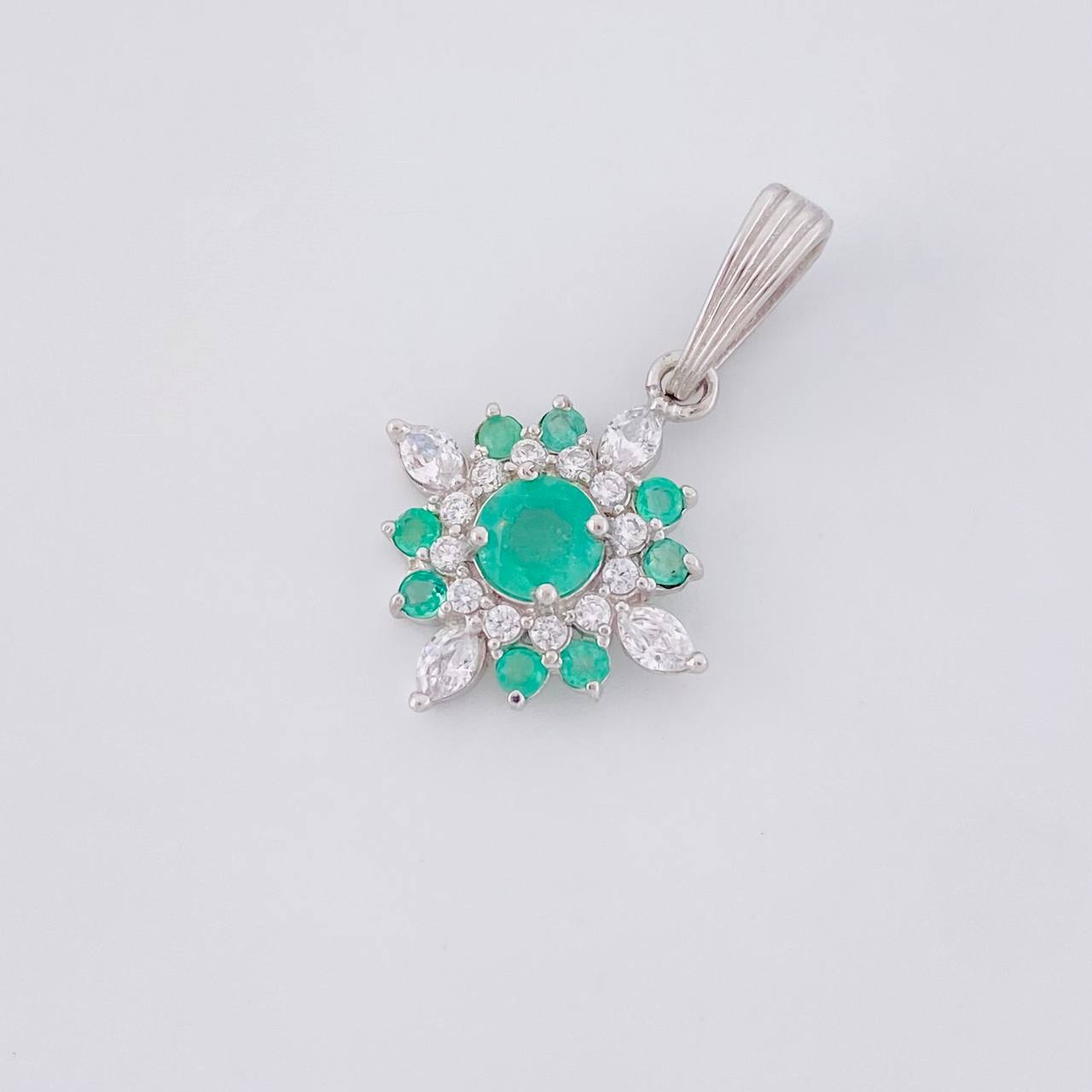 Dije Flor Mandala Esmeraldas 0.45 Pts 1.05 g / 2.3 cm Plata 925
