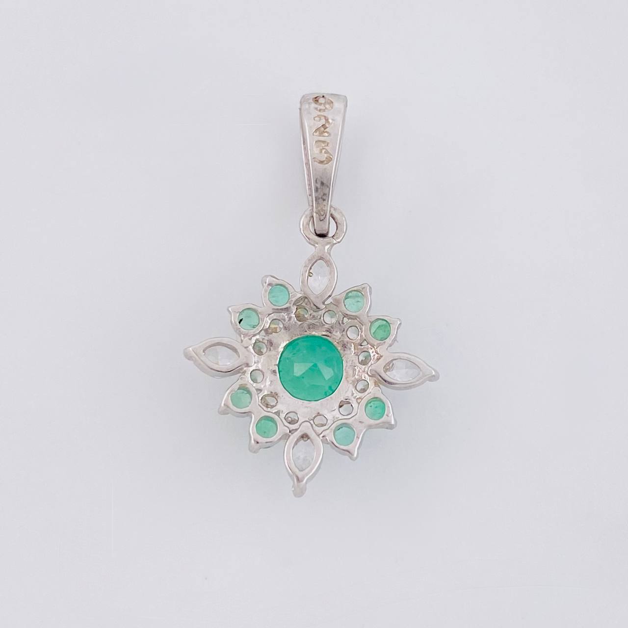 Dije Flor Mandala Esmeraldas 0.45 Pts 1.05 g / 2.3 cm Plata 925