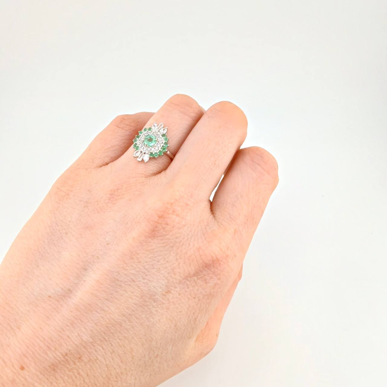 Anillo Rombo Piedra Central Esmeraldas 0.58 Pts 1.95 g / T6 Plata 925