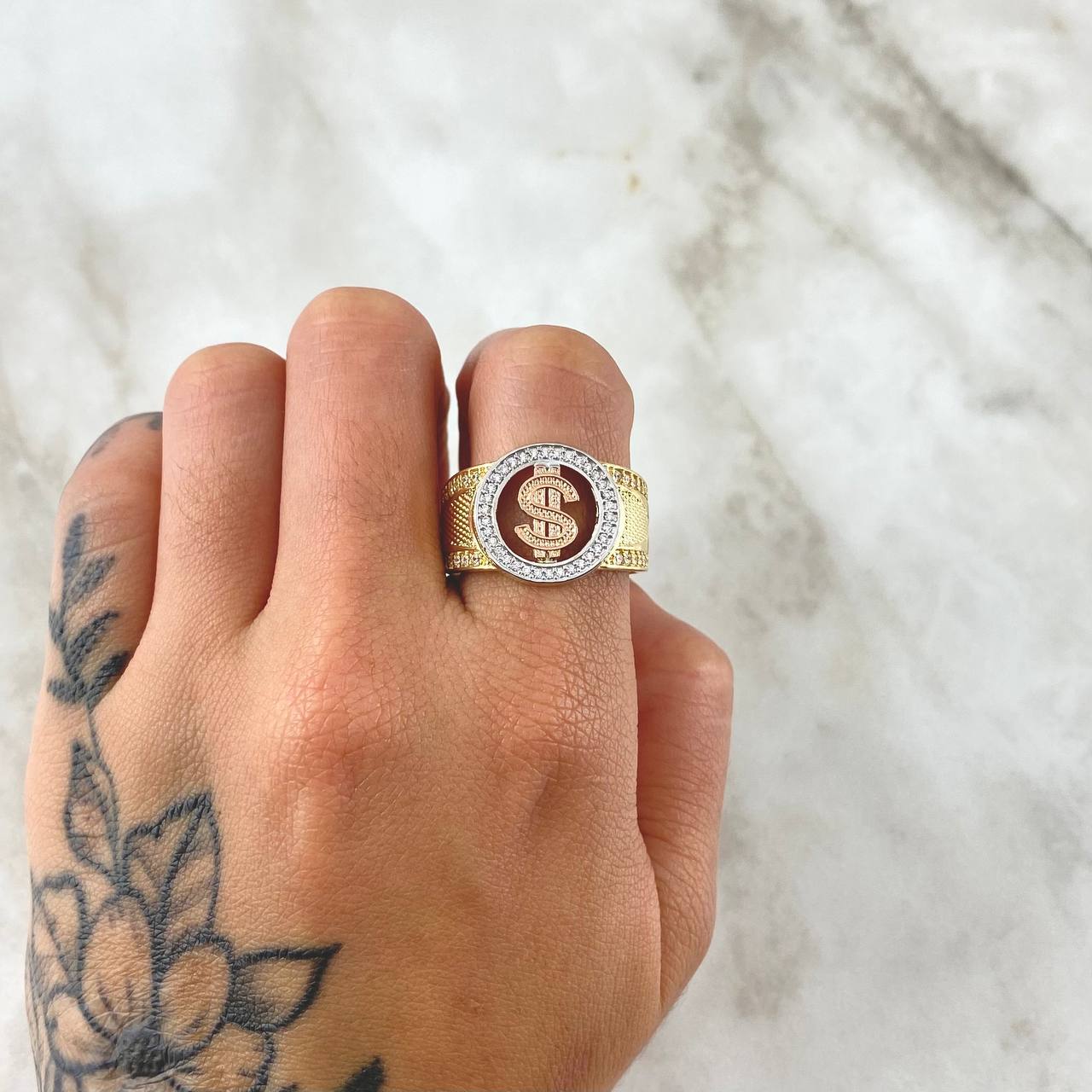 Anillo Sello Dólar Silueta 8.55gr / T10 1/2 / Texturizado Tres Oros 18K