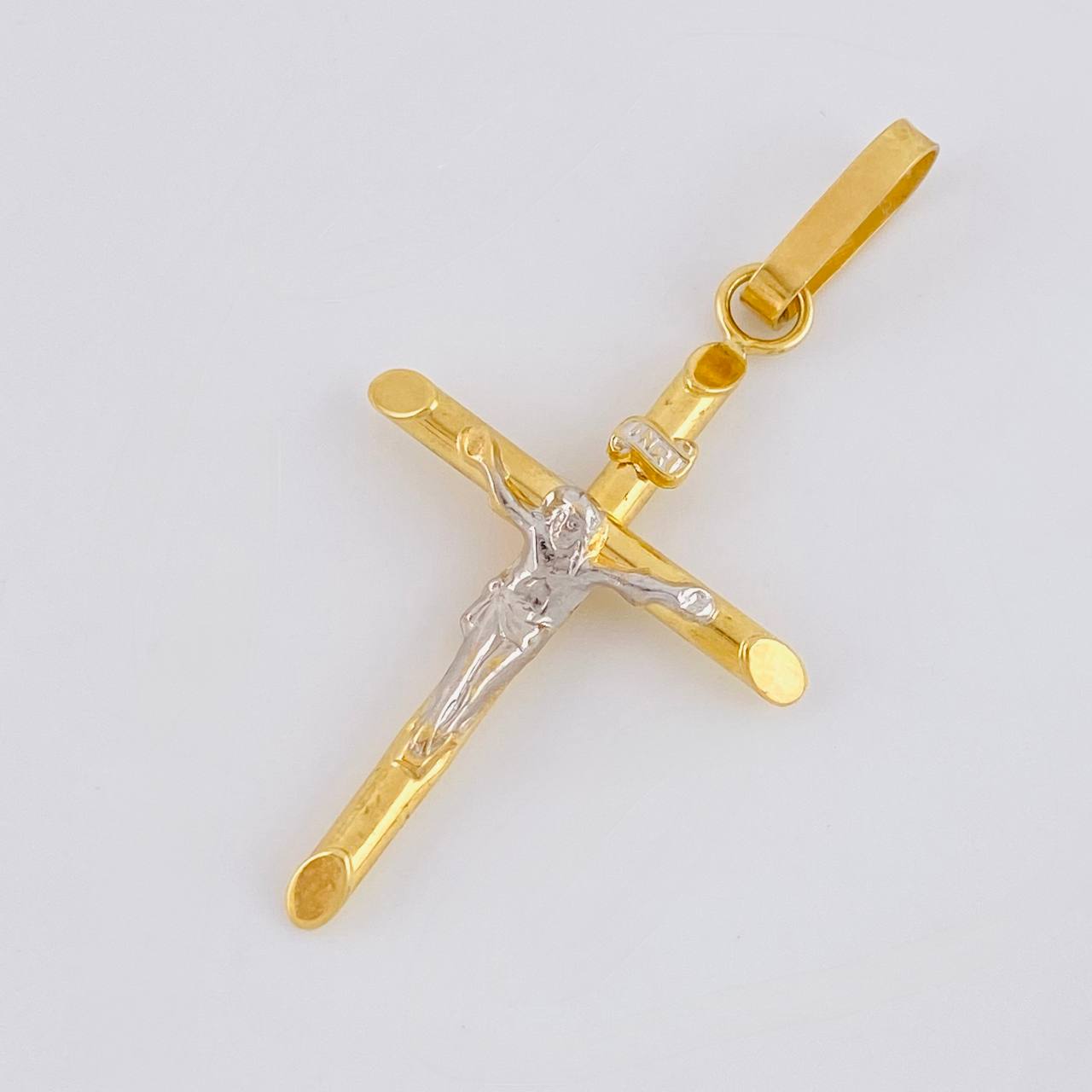 Dije Cruz Cristo Puntas Planas 1.2 g / 4.3 cm Dos Oros Amarillo Blanco 18K