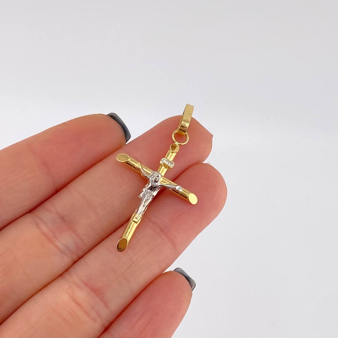 Dije Cruz Cristo Puntas Planas 1.2 g / 4.3 cm Dos Oros Amarillo Blanco 18K