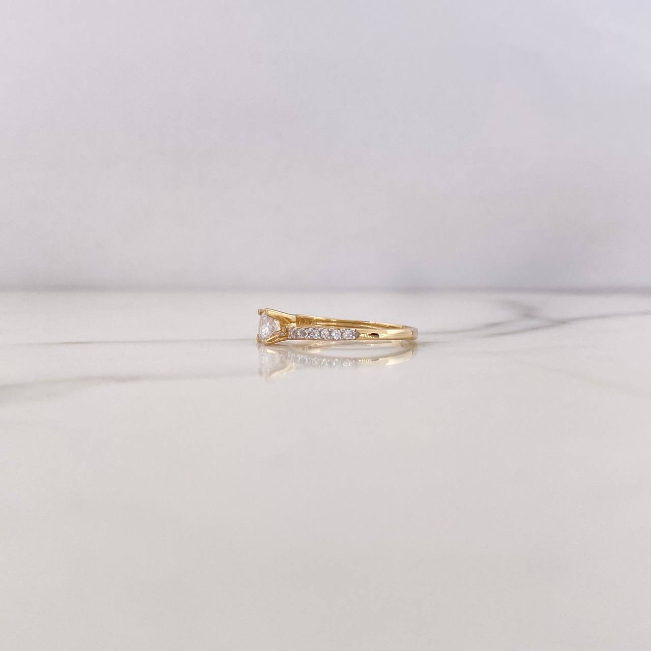 Anillo Linea Invertida 1.65gr / T6 1/4 / Circones Blancos Oro Amarillo 18K &