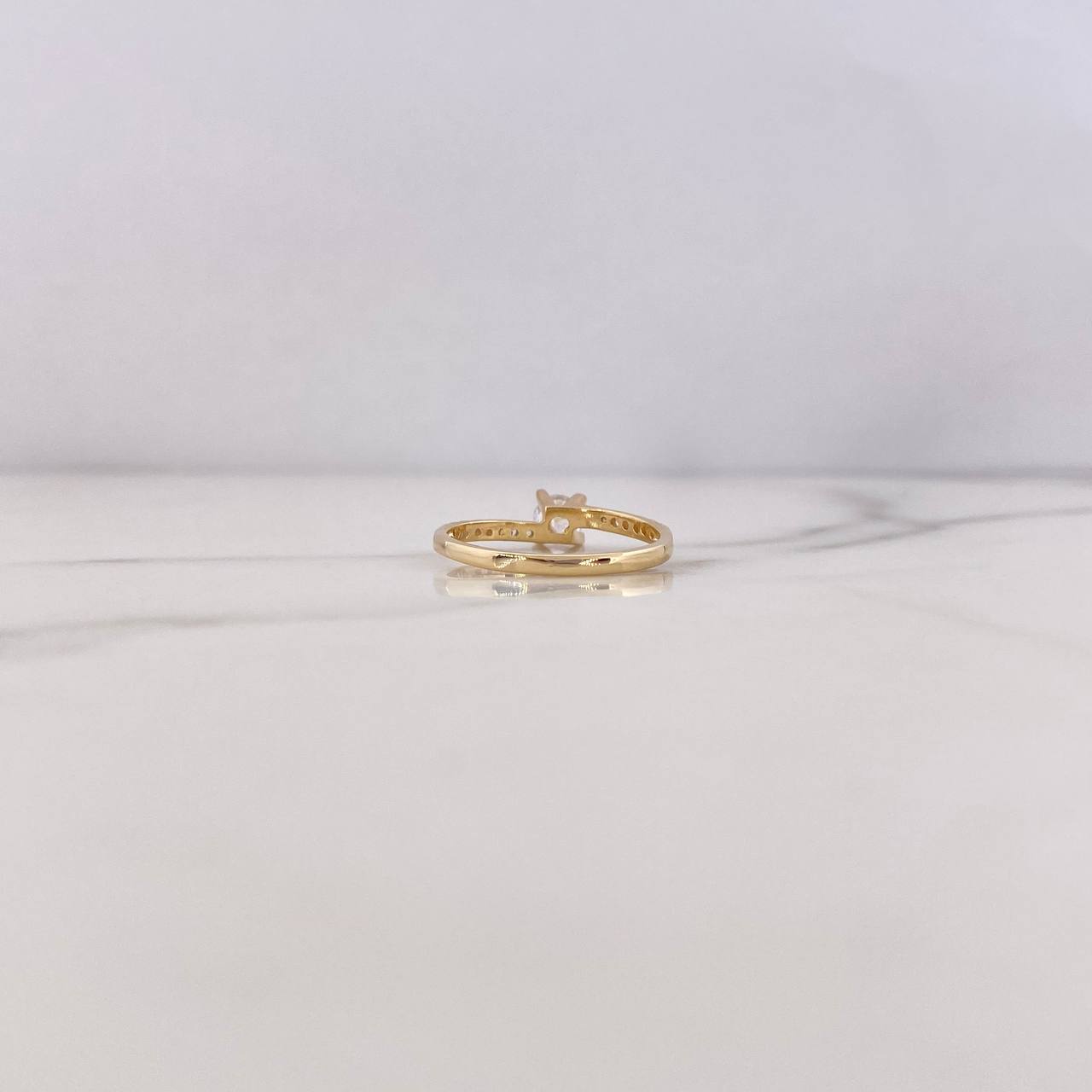 Anillo Linea Invertida 1.65gr / T6 1/4 / Circones Blancos Oro Amarillo 18K &