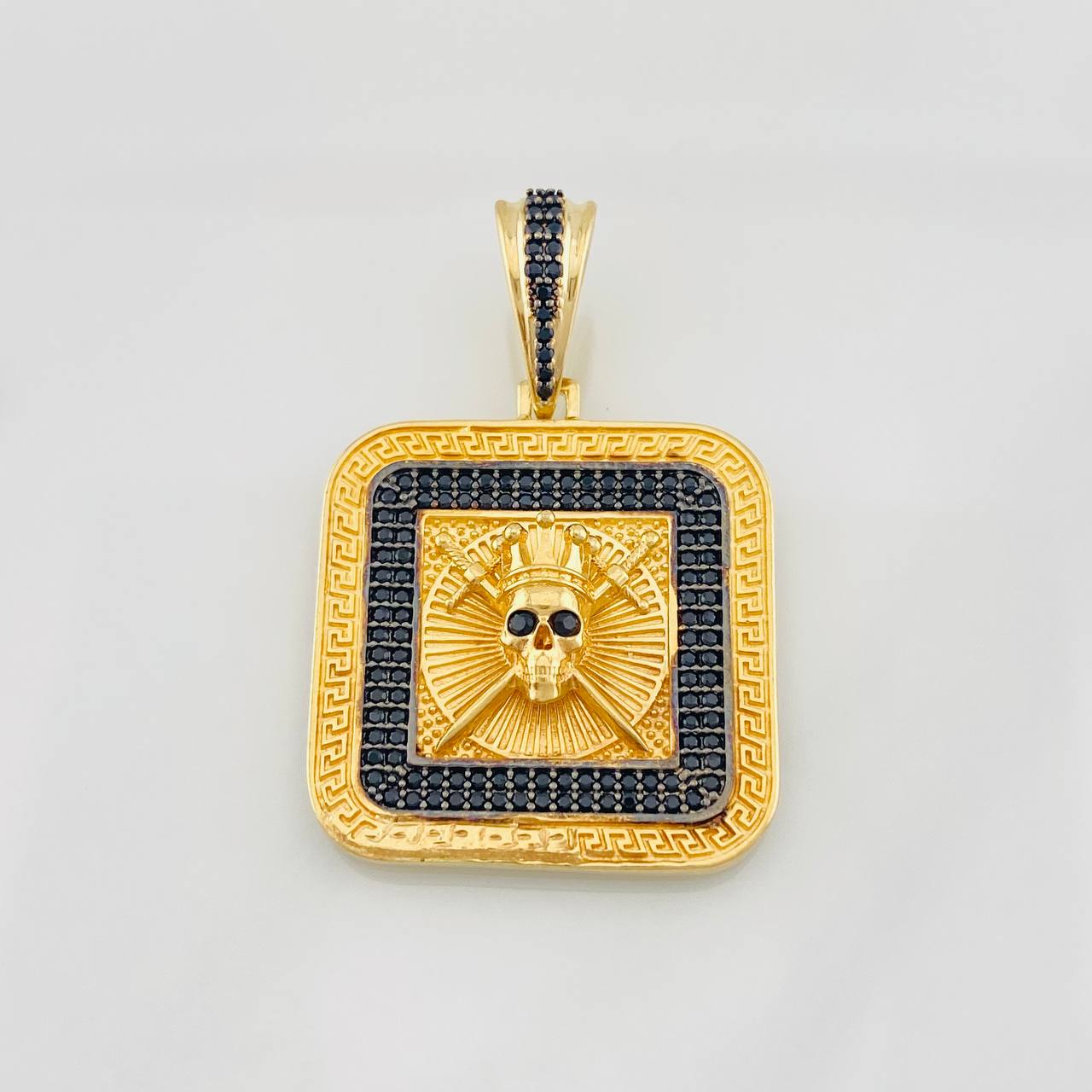 Dije Placa Calavera Espadas 8.95g / 4cm Dos Oros Negro Amarillo 18K