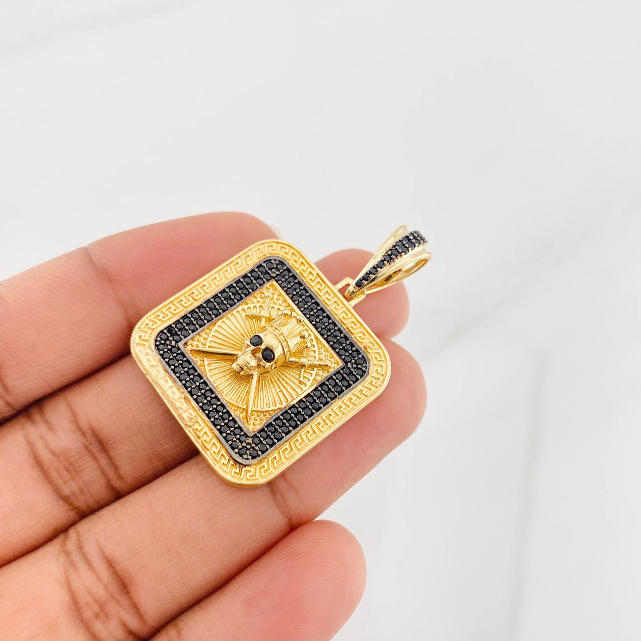 Dije Placa Calavera Espadas 8.95g / 4cm Dos Oros Negro Amarillo 18K