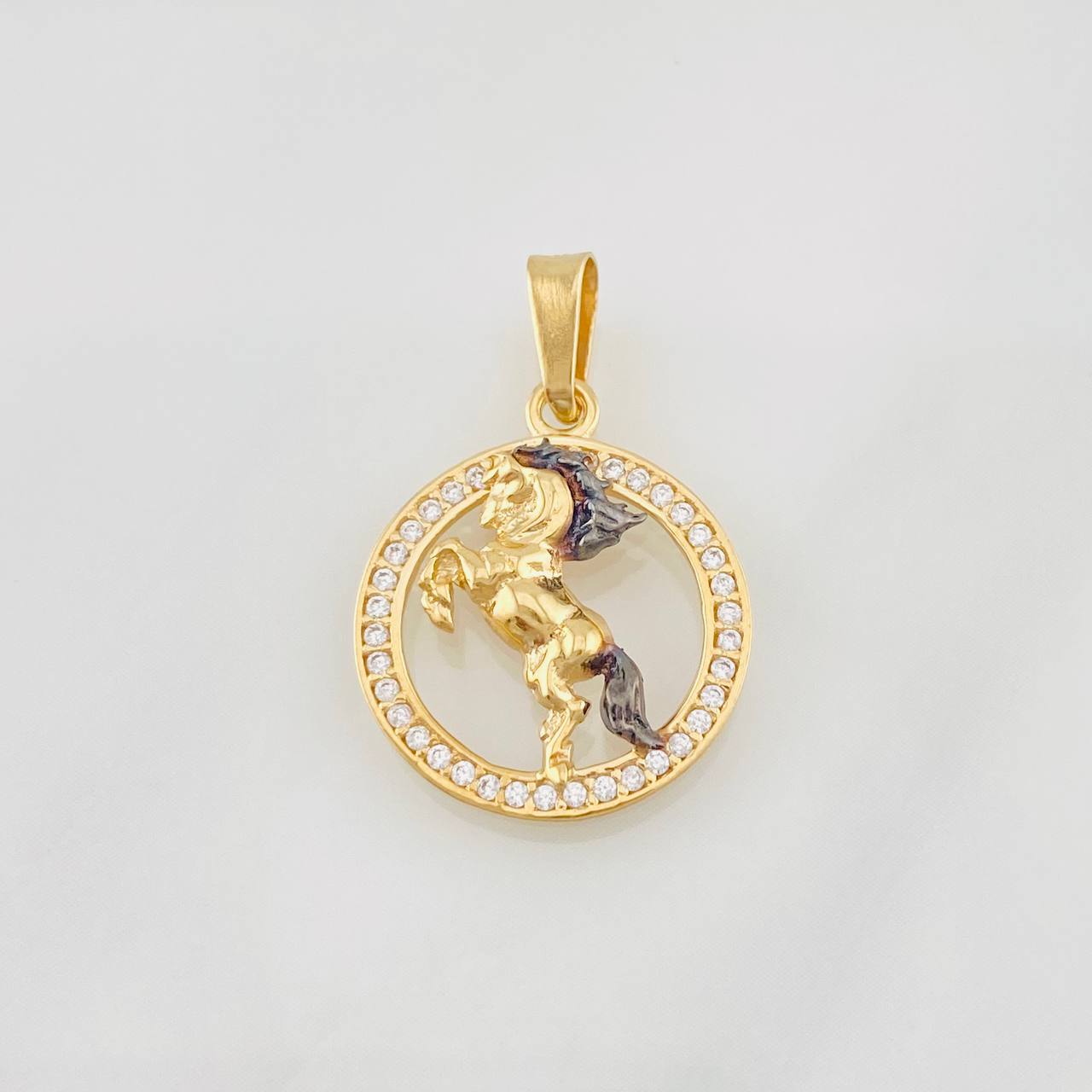 Dije Caballo 1.4g / 2.5cm Dos Oros Negro Amarillo 18K