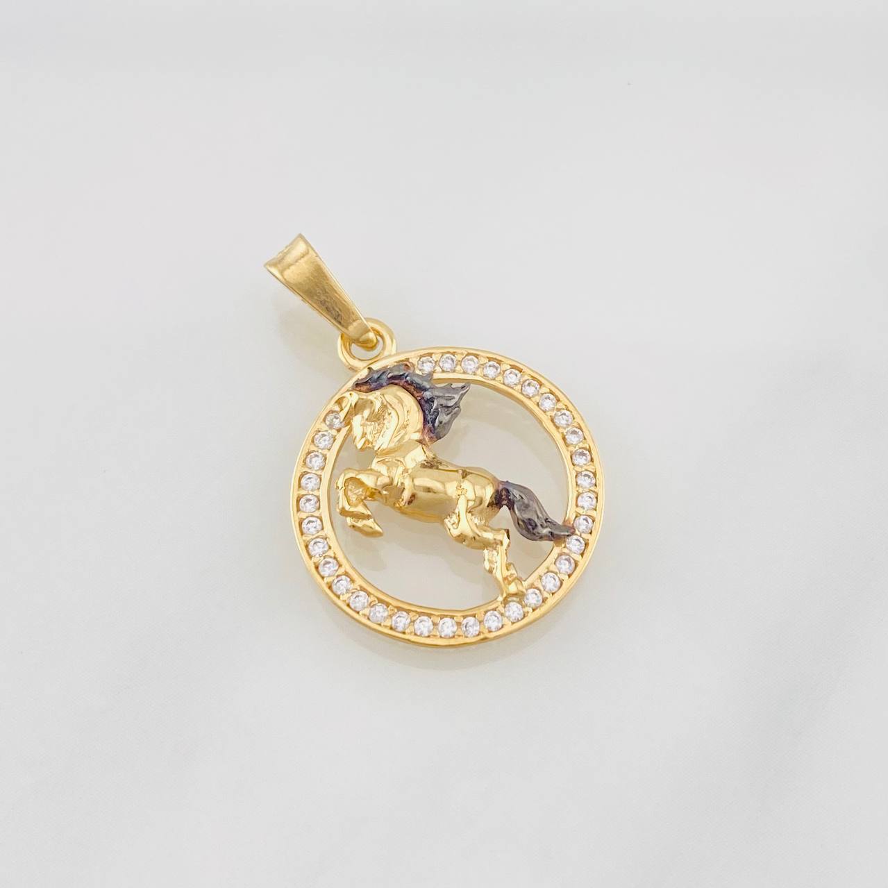 Dije Caballo 1.4g / 2.5cm Dos Oros Negro Amarillo 18K