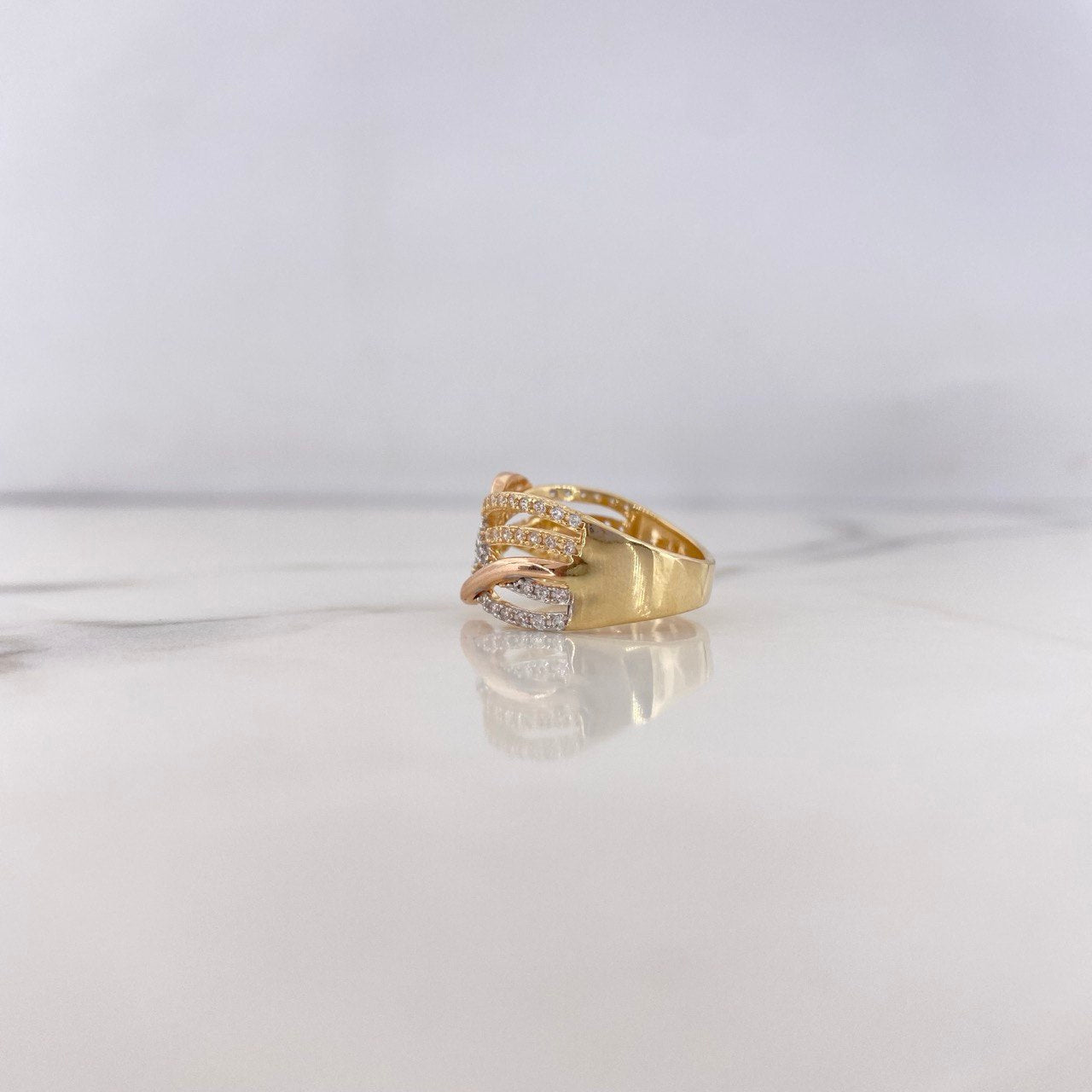 Anillo Rustico Curvas Cruzadas 4.65gr / T5 3/4 / Circones Blancos Tres Oros 18K $