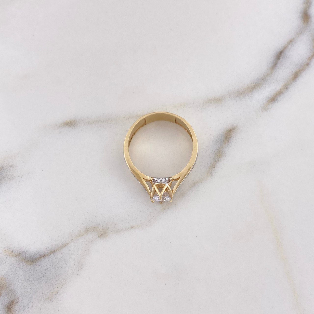 Anillo Solitario Puente Corona 4.25gr / T7 3/4 / Circones Blancos Dos Oros Amarillo Blanco 18K $