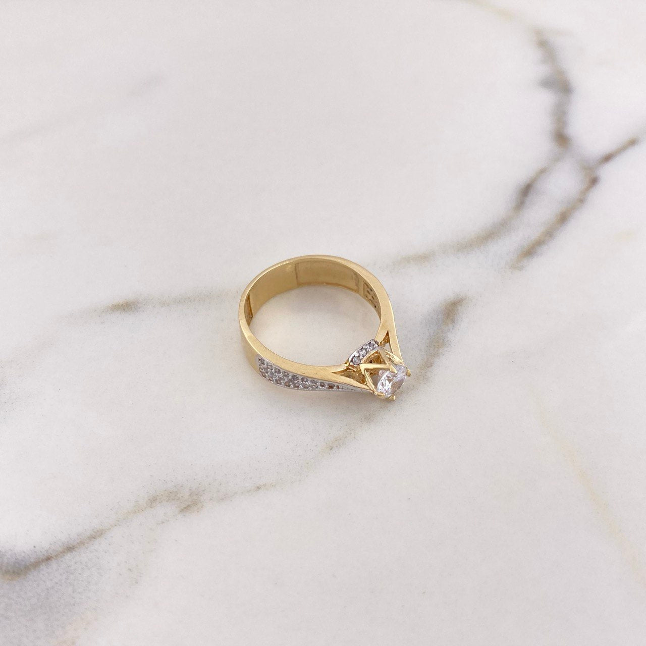 Anillo Solitario Puente Corona 4.25gr / T7 3/4 / Circones Blancos Dos Oros Amarillo Blanco 18K $