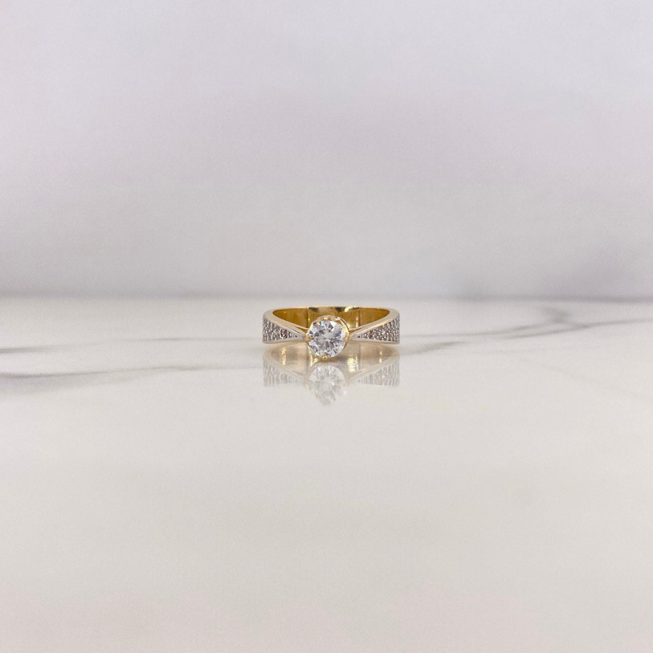 Anillo Solitario Puente Corona 4.25gr / T7 3/4 / Circones Blancos Dos Oros Amarillo Blanco 18K $