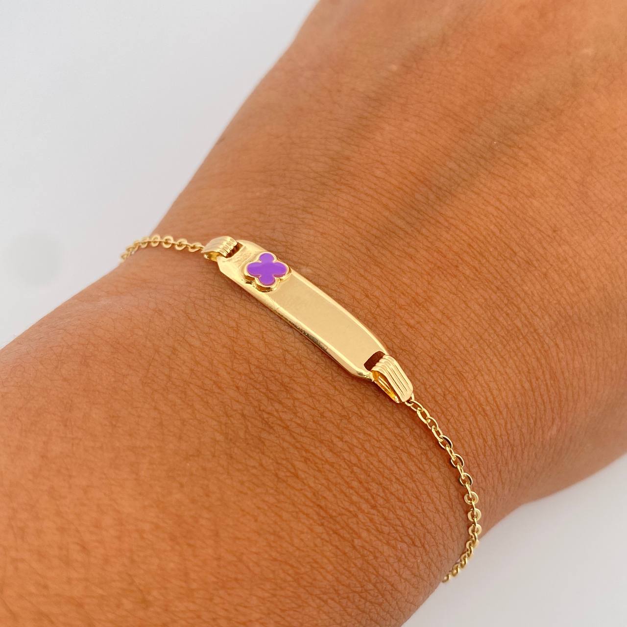 Pulso Bebe Aro Seguido 1.45gr / 15cm / Placa Rectangular Curva Trebol Morado Oro Amarillo 18K &