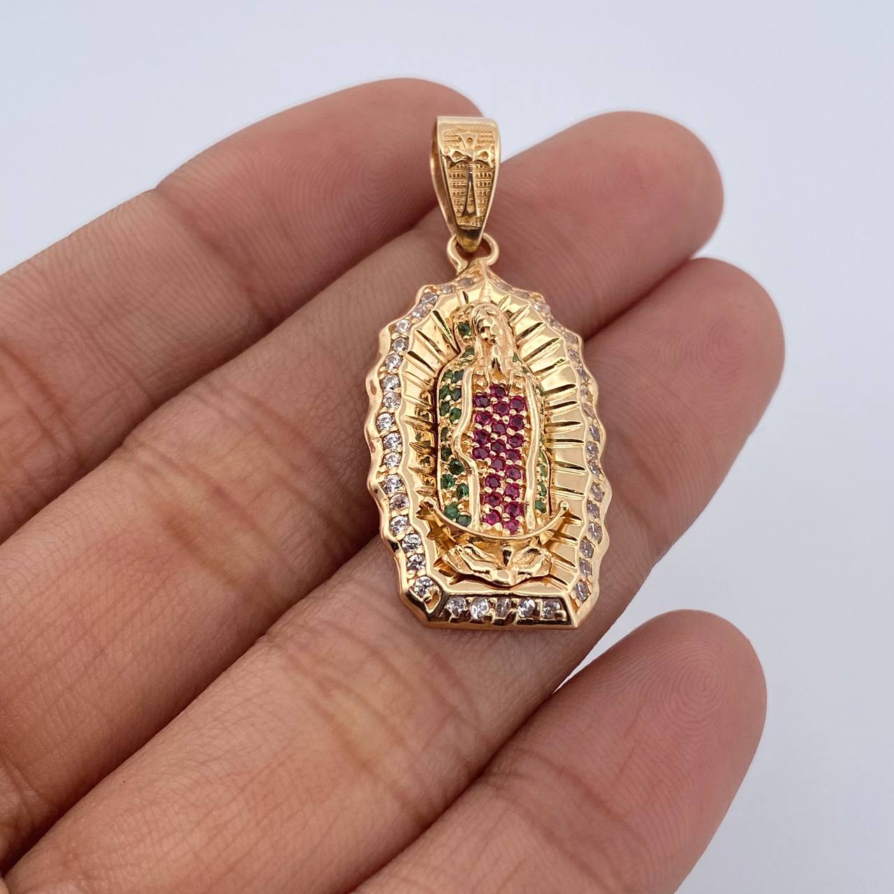 Dije Virgen Guadalupe 5.2gr / 3.6cm / Circones Blancos Verdes Fucsias Oro Amarillo 18K &