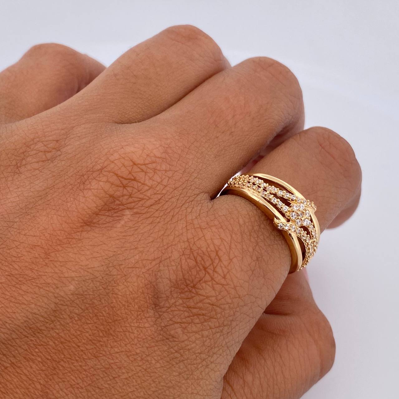 Anillo Linea Invertida 3.25gr / T7 1/2 / Flor Circones Blancos Oro Amarillo 18K &