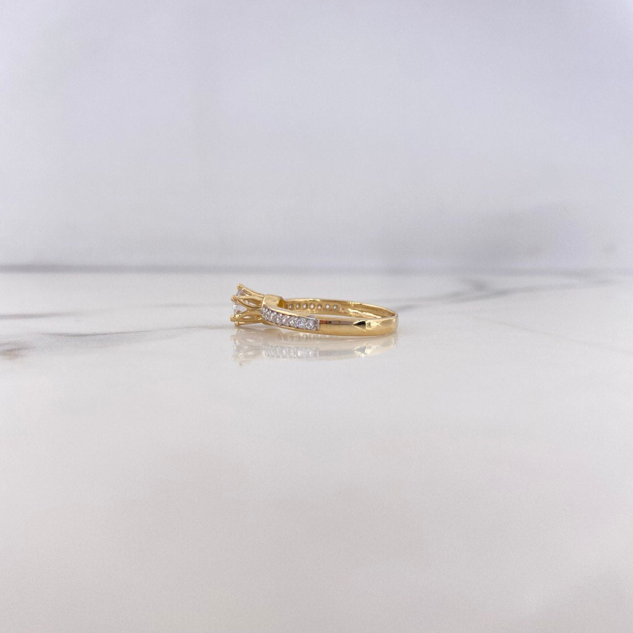 Anillo Solitario Corona 2.75gr / T6 1/2 / Circones Blancos Oro Amarillo 18K $