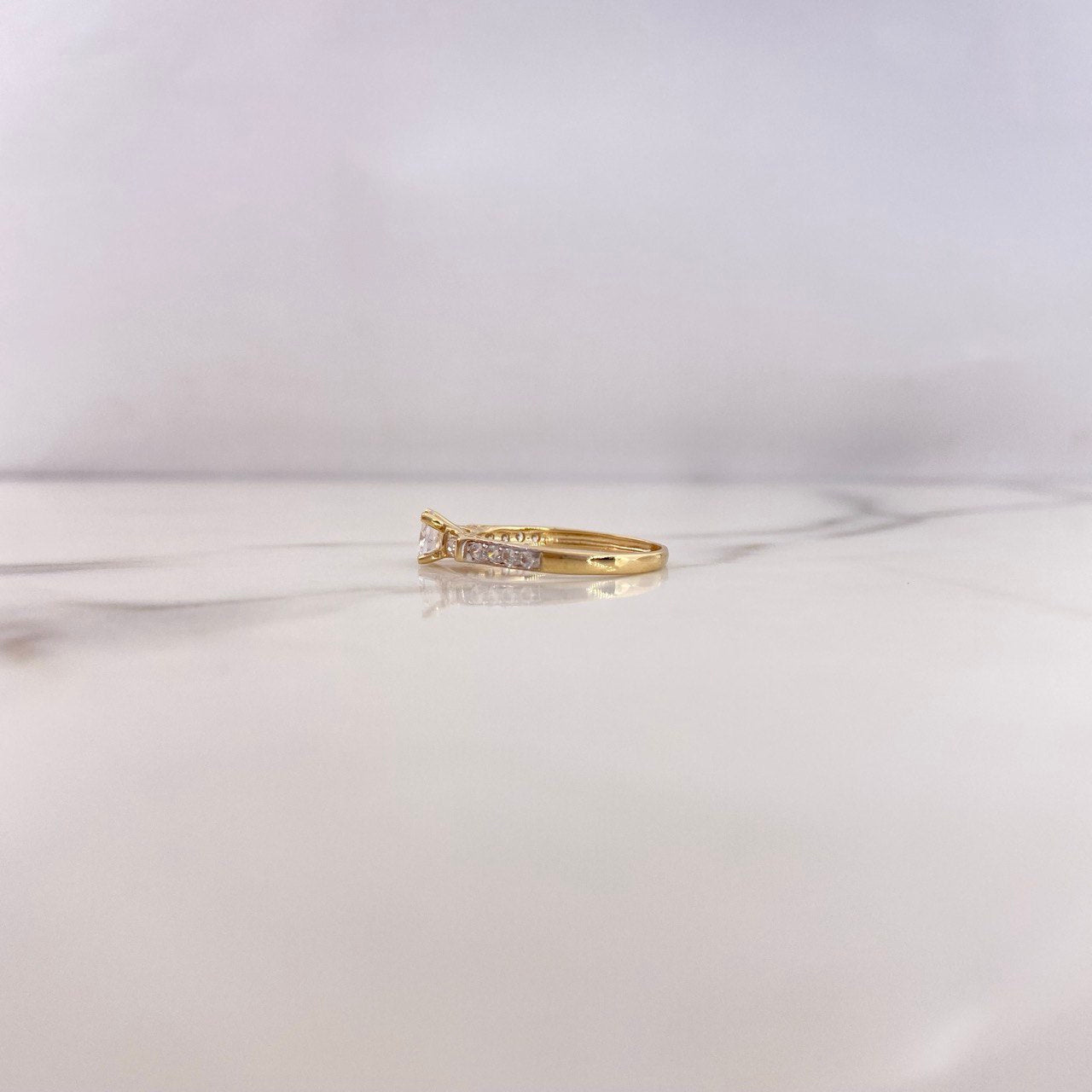 Anillo Solitario 2.15gr / T6 / Circones Blancos Oro Amarillo 18K $