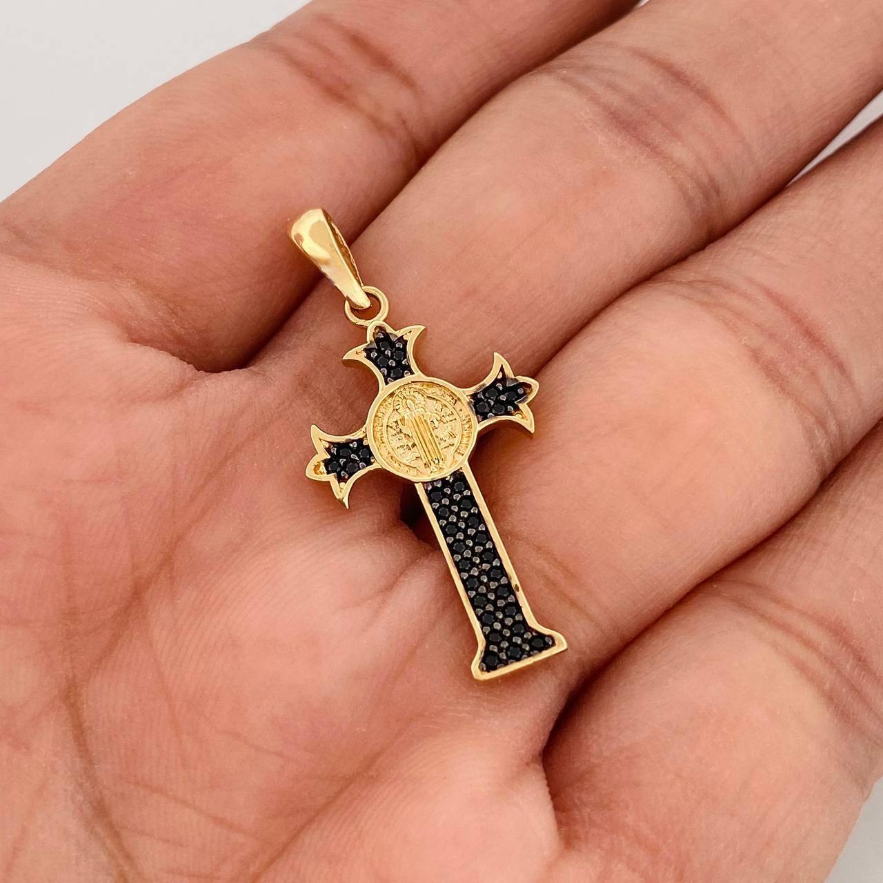 Dije Cruz San Benito 2.5g / 3.4cm Dos Oros Negro Amarillo 18K