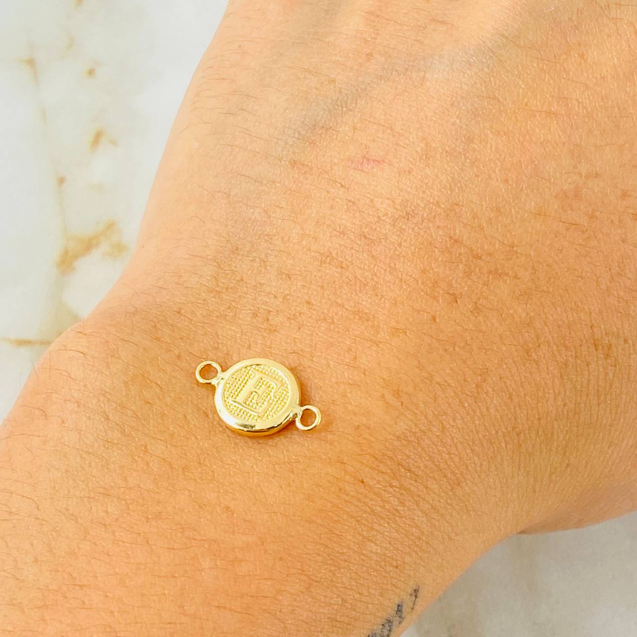 Herraje Letra E 0.4gr / 1.5cm / Oro Amarillo 18K