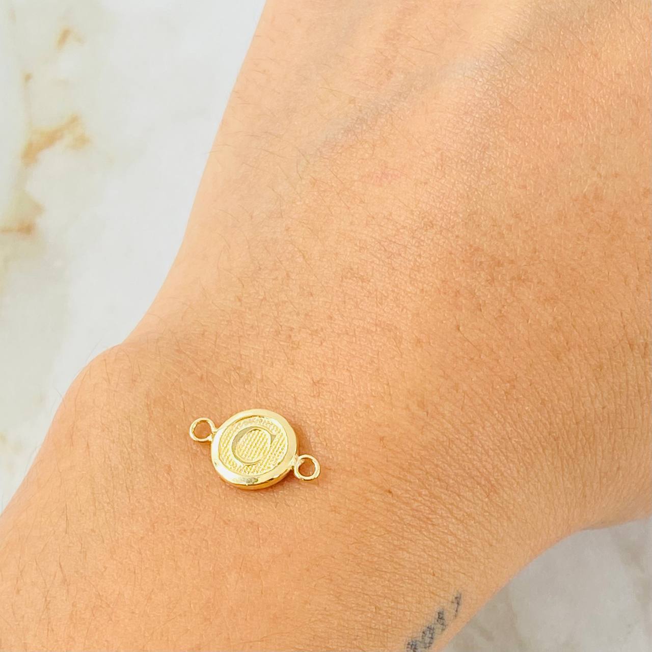 Herraje Letra C 0.4gr / 1.5cm / Oro Amarillo 18K