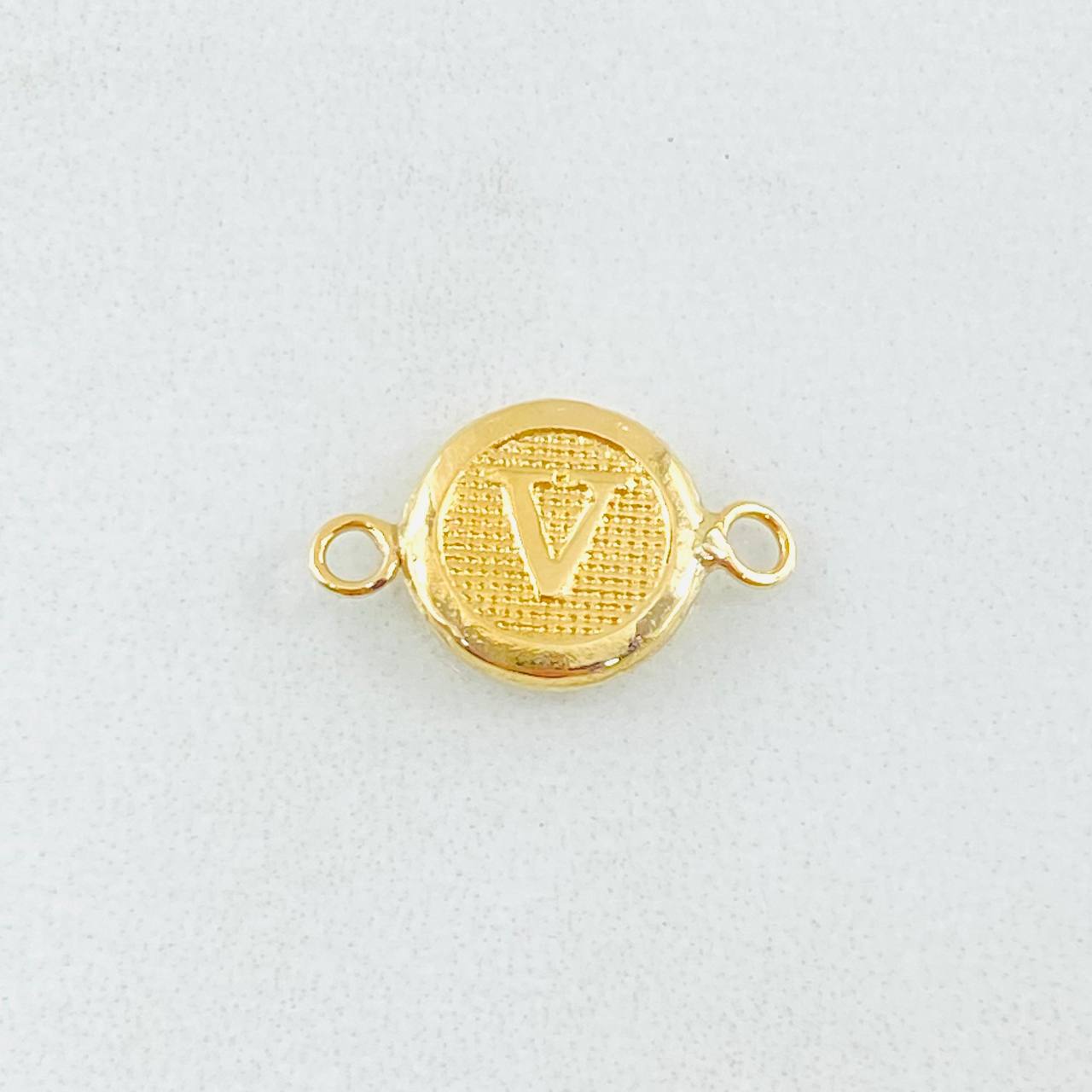 Herraje Letra V 0.45gr / 1.5cm / Oro Amarillo 18K
