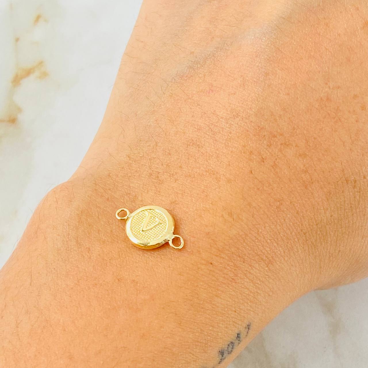 Herraje Letra V 0.4gr / 1.5cm / Oro Amarillo 18K