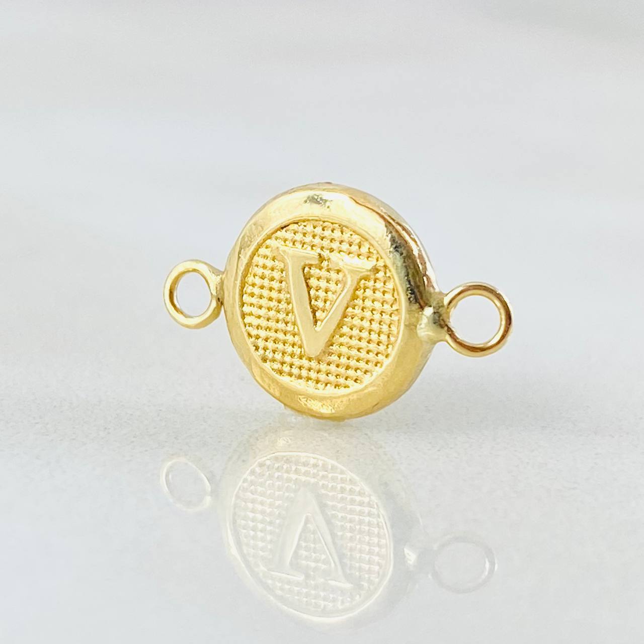 Herraje Letra V 0.4gr / 1.5cm / Oro Amarillo 18K