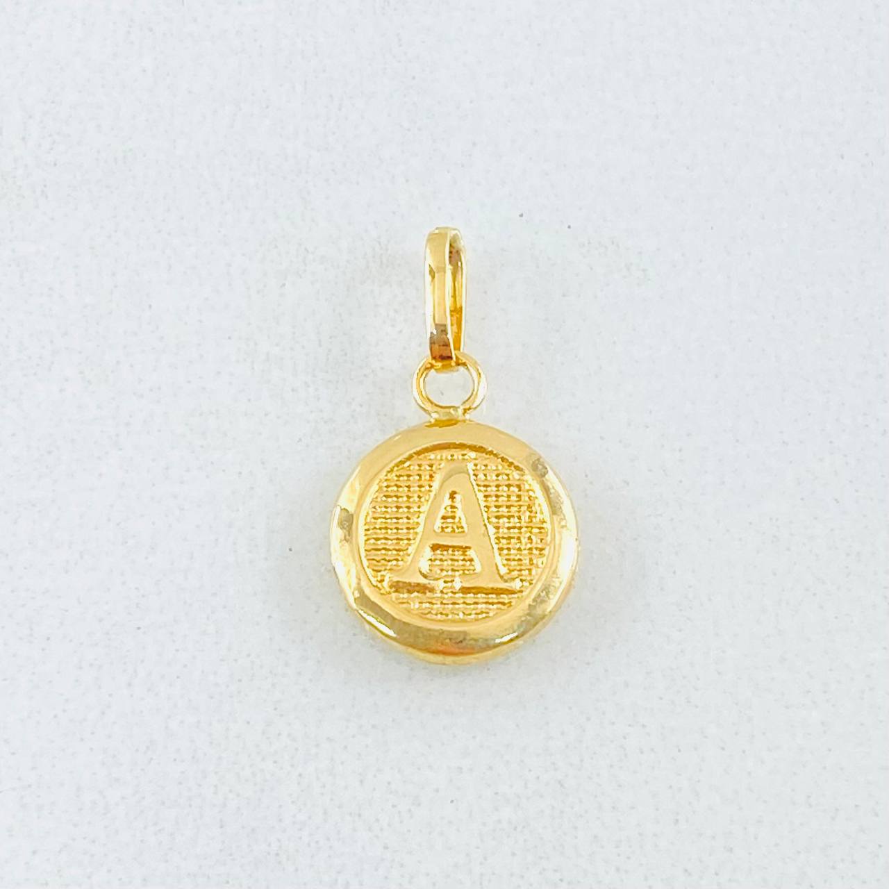 Dije Letra Circulo A 0.45 g / 1.6 cm Oro Amarillo 18K