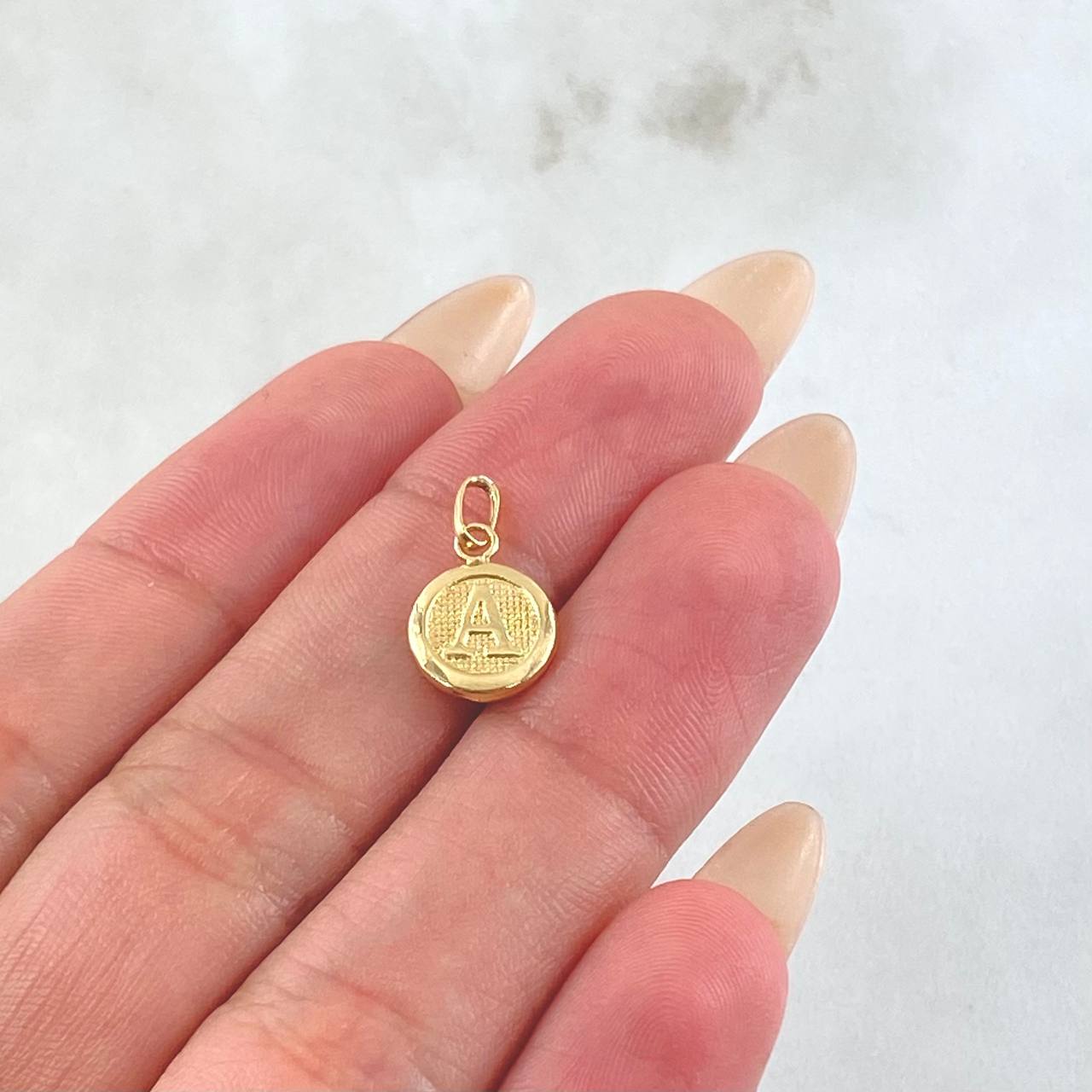 Dije Letra A Circulo Texturizado 0.45gr / 1.5cm / Oro Amarillo 18K ©